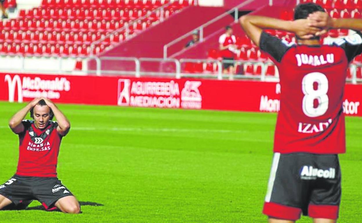 Javi Serrano y Juanlu se lamentan tras perder dos puntos. 