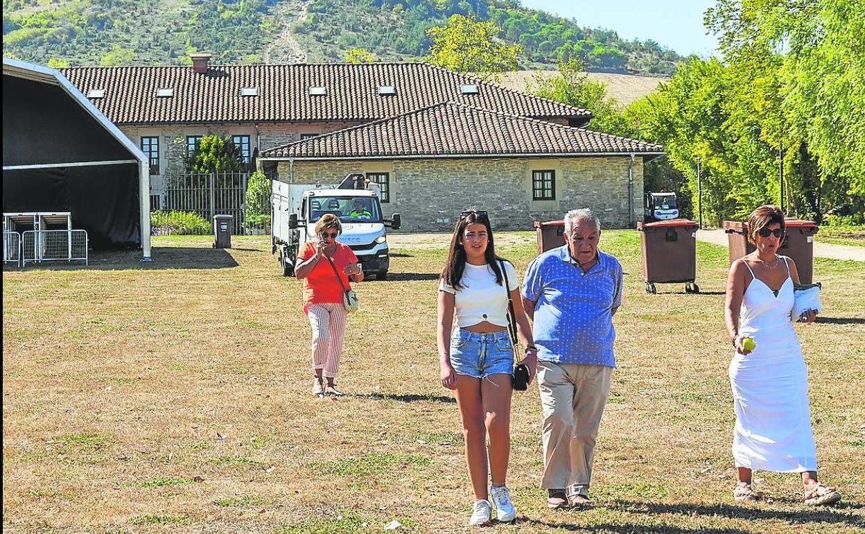 Las campas de Olárizu se preparan para recibir a miles de vitorianos en la última fiesta del verano.