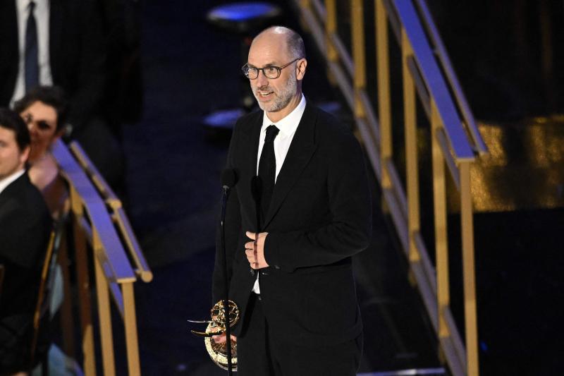 El guionista británico Jesse Armstrong acepta el premio por la serie 'Sucesión'