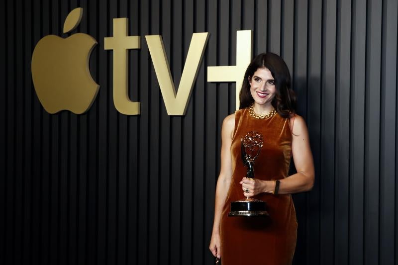 La productora Liza Katzer posa con un premio Emmy por 'Ted Lasso'