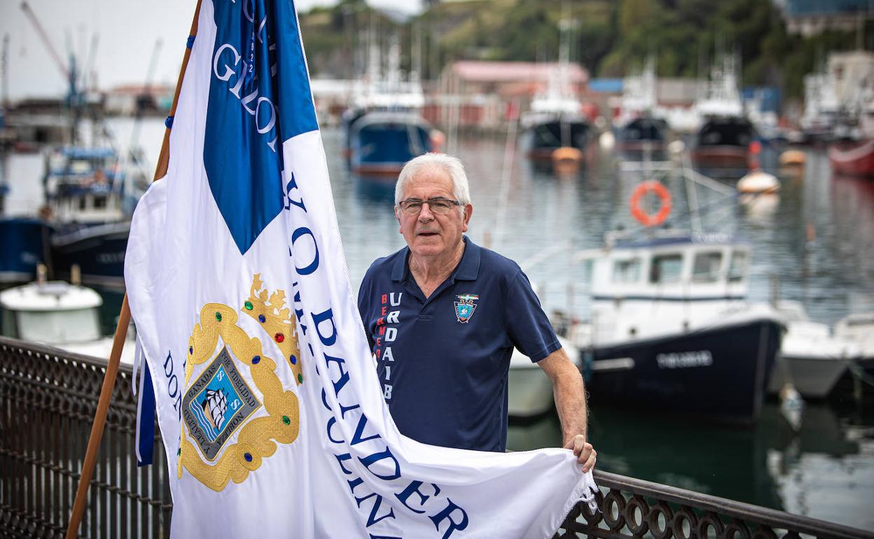 Aramburu posa en el puerto de Bermeo con la Bandera de La Concha conquistada el domingo.