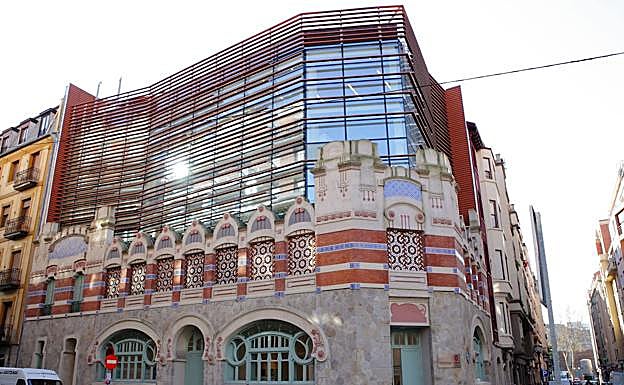 Vista de la fachada del lavadero, hoy centro cívico.