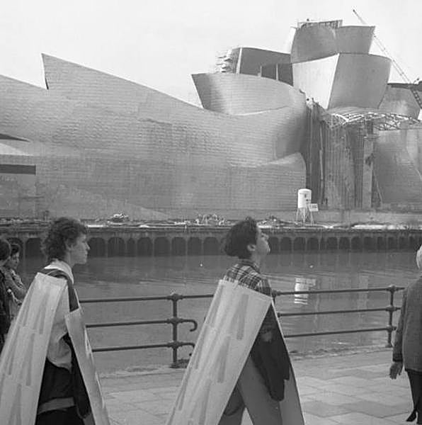 Concentración de Gesto por la Paz ante un museo Guggenheim todavía en obras.