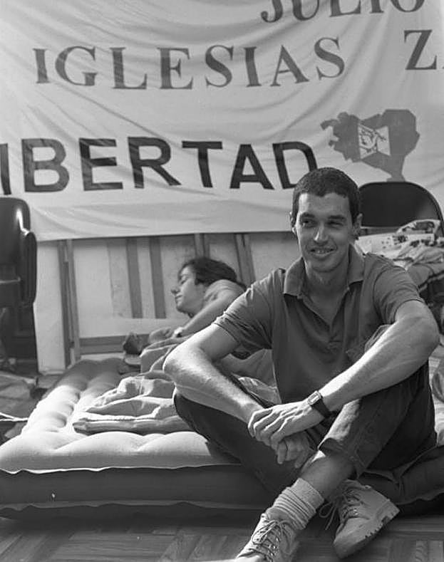 Un joven Imanol Zubero en un encierro en la sede de Gesto por la Paz en Bilbao en 1993 para pedir la libertad del empresario donostiarra Julio Iglesias Zamora. 