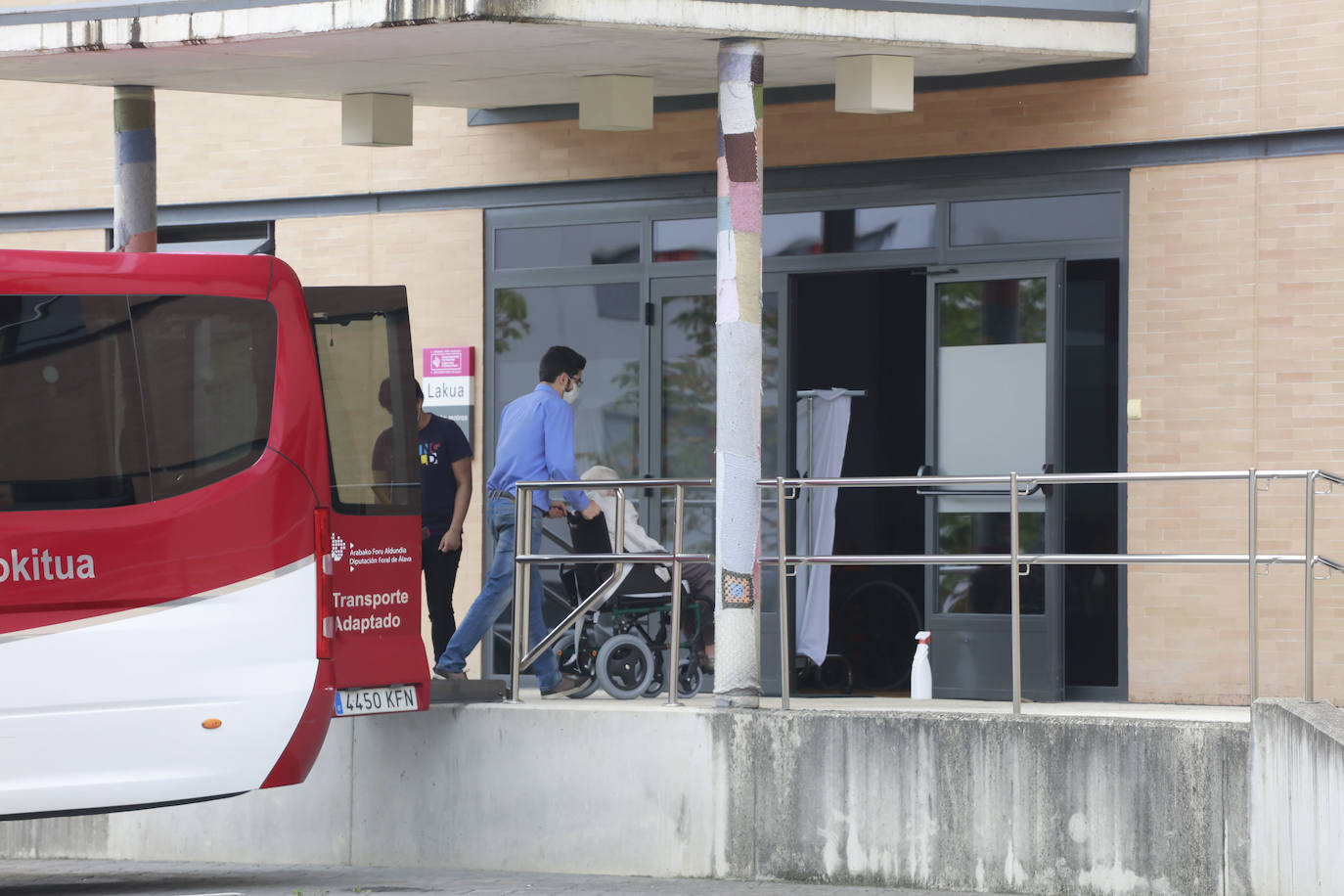 Un familiar entra a la residencia Lakua con un usuario. 