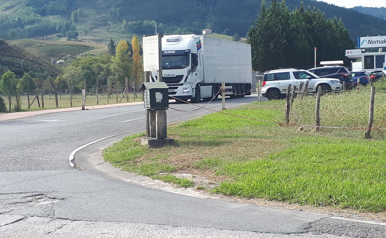Detalle del acceso a una de las empresas de Etxebarria. 