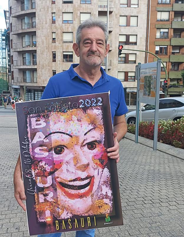 Zorriketa posa con el cartel ganador