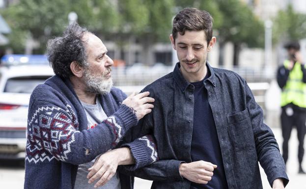 Karra Elejalde y Enric Auquer en el rodaje en Bilbao de 'La vida padre'.