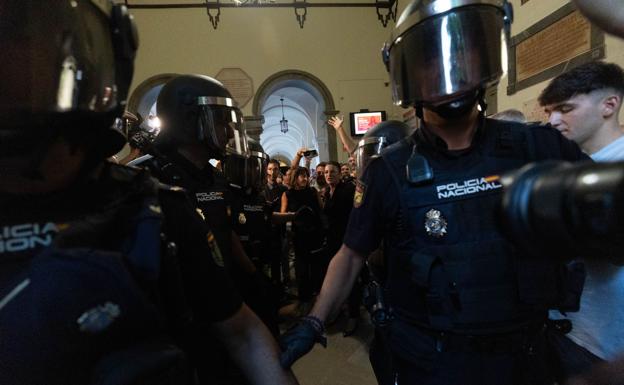 Olona entra en el recinto custodiada.