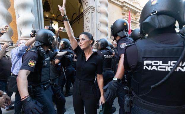 La Policía Nacional rodea a Macarena Olona, ante las protestas en la Universidad de Granada.