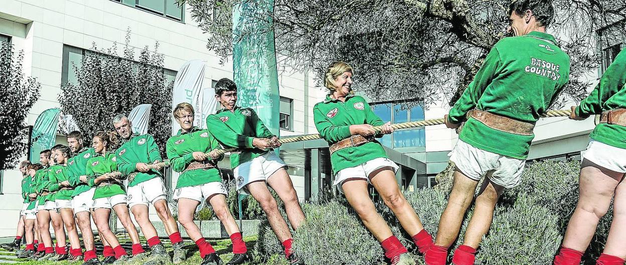 Representantes de los diferentes equipos de Basque Country durante la presentación del Mundial realizada en Erandio.