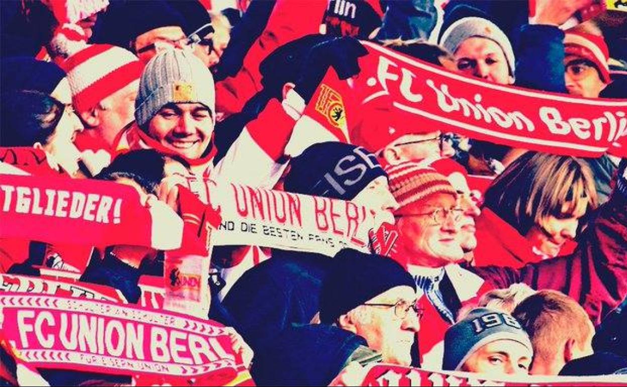 Aficionados del conjunto aleman animanan desde la grada. 