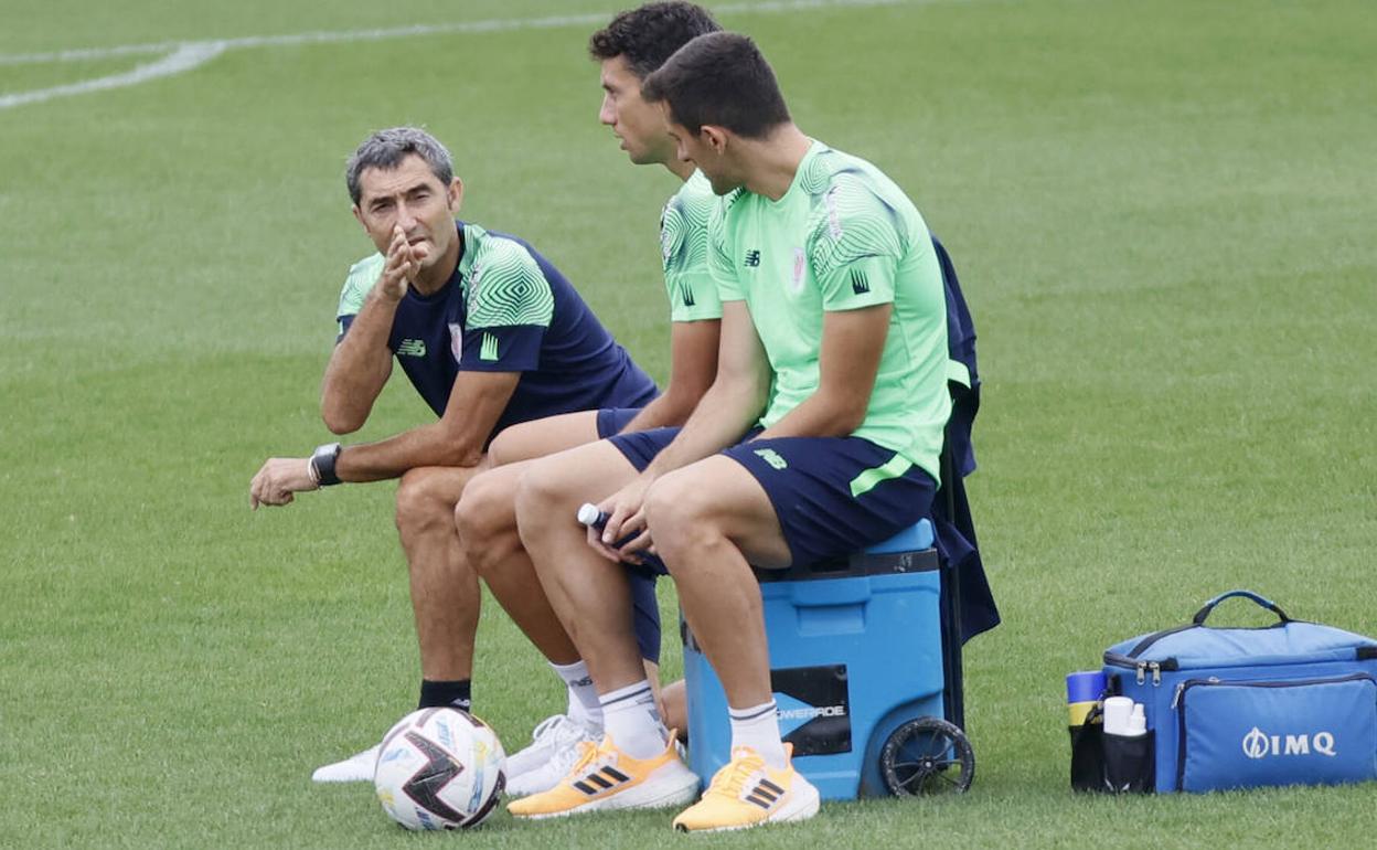 Valverde charla en Lezama con Vesga, baja ante el Rayo, y Vivian, seria duda por un esguince de tobillo. 