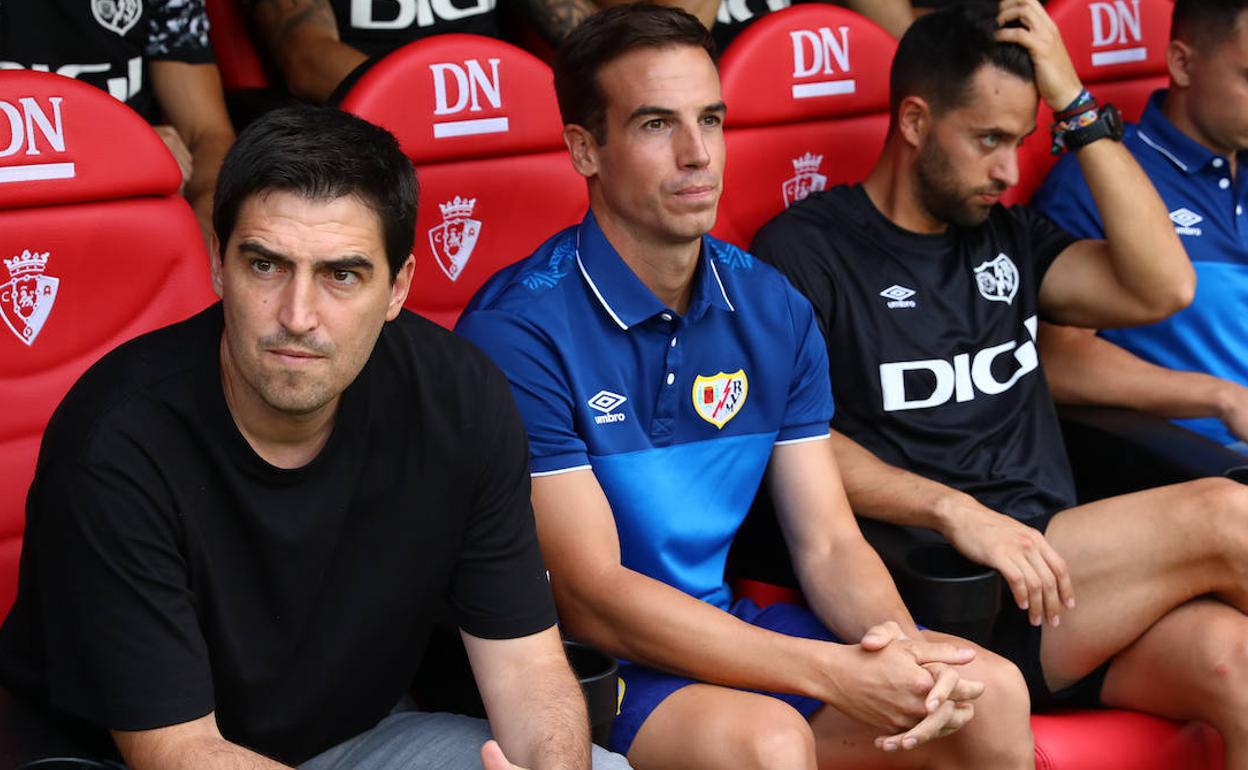 Iñigo Pérez, con la ropa del Rayo Vallecano, junto a Andoni Iraola en El Sadar. 