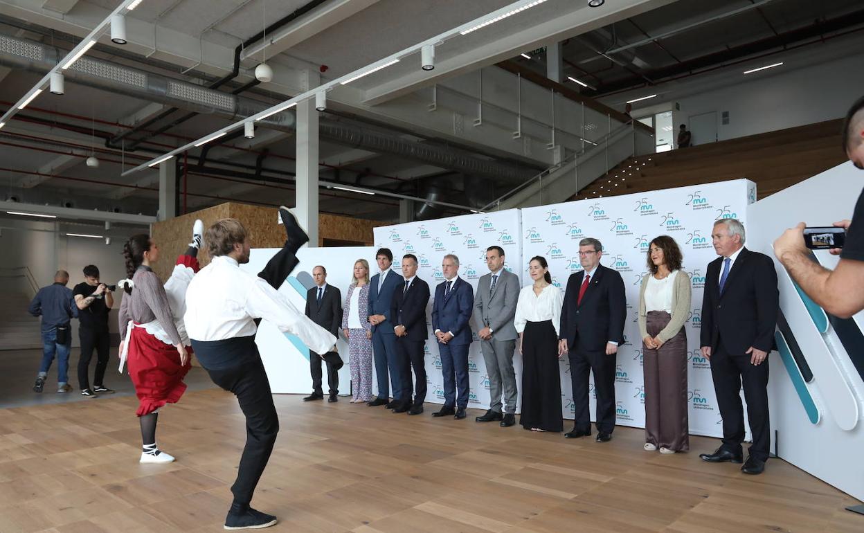 Las autoridades presencian el aurrresku previo a la apertura del curso en Mondragon Unibertsitatea.