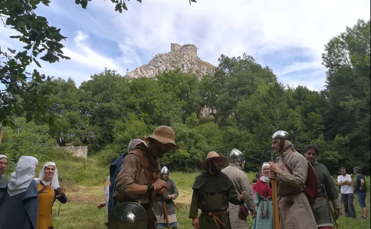 Una recreación de una jornada anterior, en el bosque junto al castillo de Marutegi. 