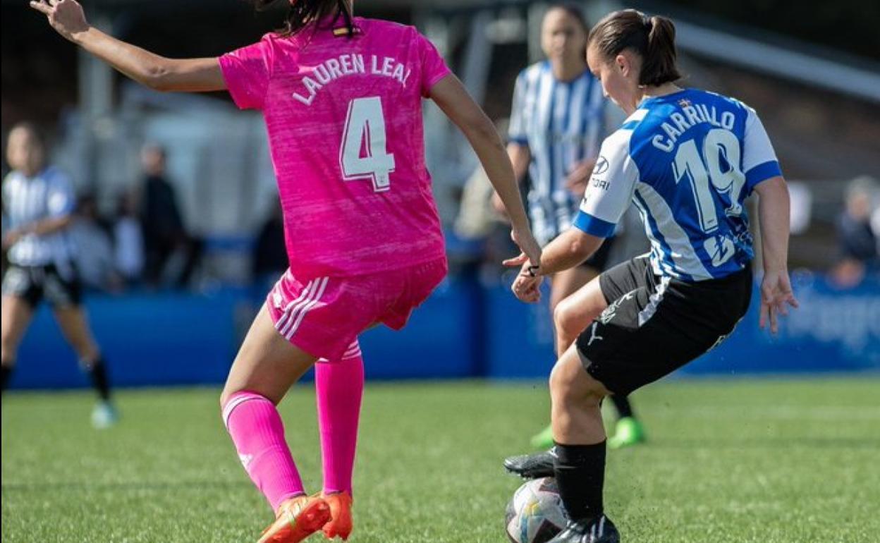 Carrillo controla la pelota ante la presión ejercida por Lauren. 