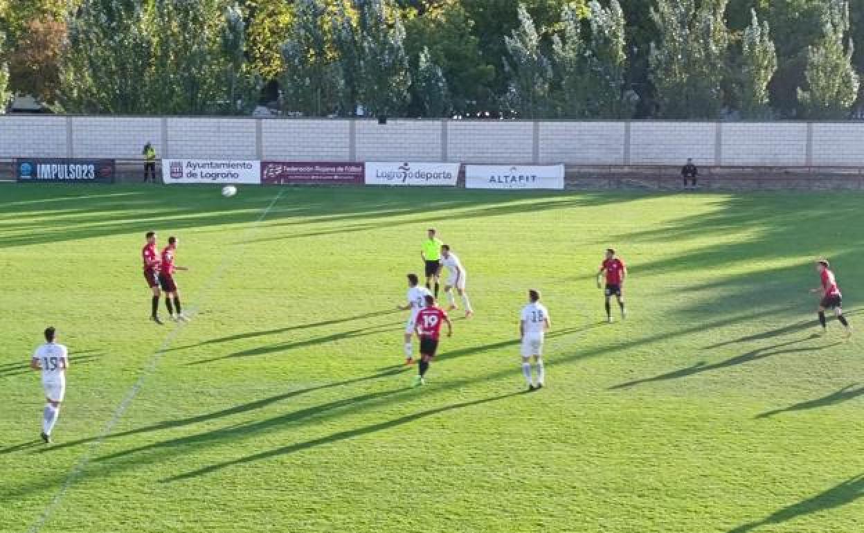 Un momento del partido del Arenas. 