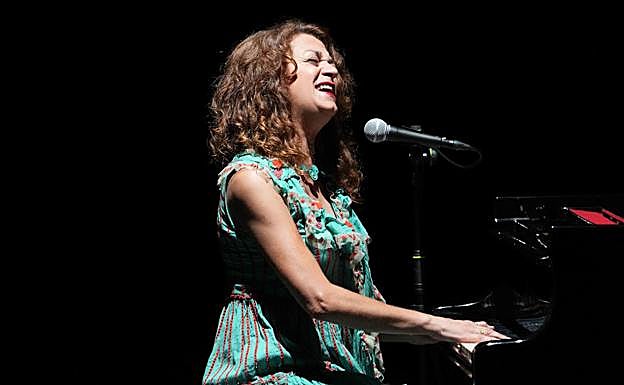 Carmen París al piano y la jota.