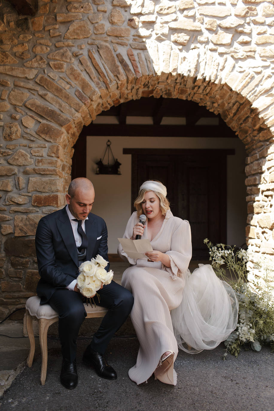 Fotos: Nerea, la novia vizcaína que brilló en su boda con un vestido que nos transporta a los años 40