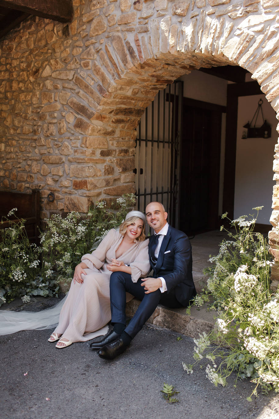 Fotos: Nerea, la novia vizcaína que brilló en su boda con un vestido que nos transporta a los años 40