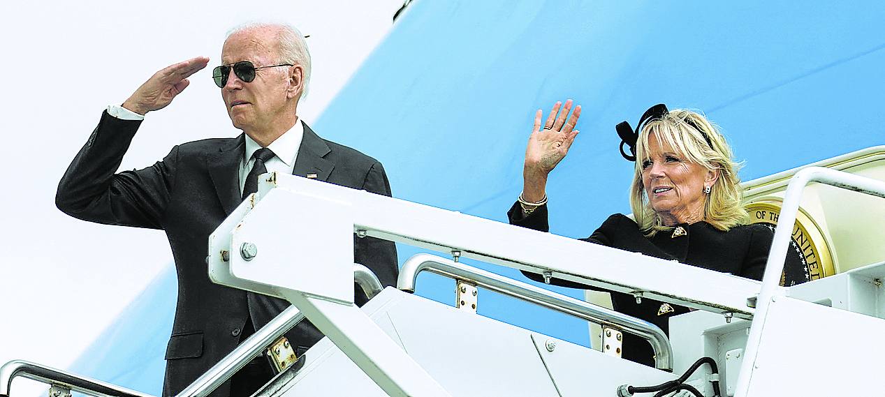 Los Biden saludan desde el avión que les llevó de vuelta a EE UU.