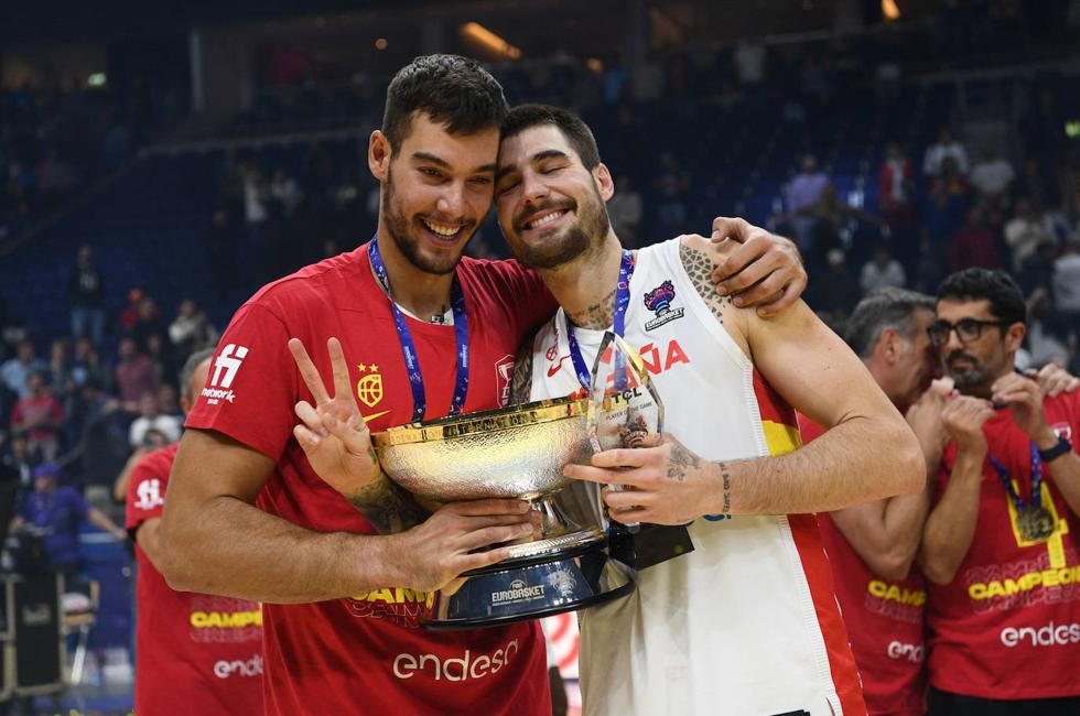 Willy y Juancho Hernangómez levantan el reciente título de campeones de Europa.