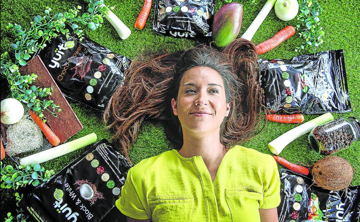 Mireia Muñiz, cofundadora de Yüit, con varios de los productos que comercializa la marca. 
