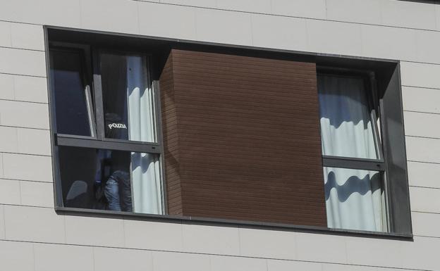 Efectivos especializados de la Policía Local registraron durante la mañana de ayer la habitación en que se alojaba este hombre. 