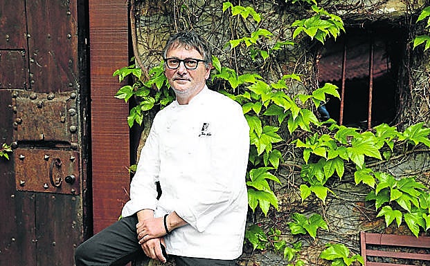 Andoni Luis Aduriz en su caserío convertido en restaurante. 