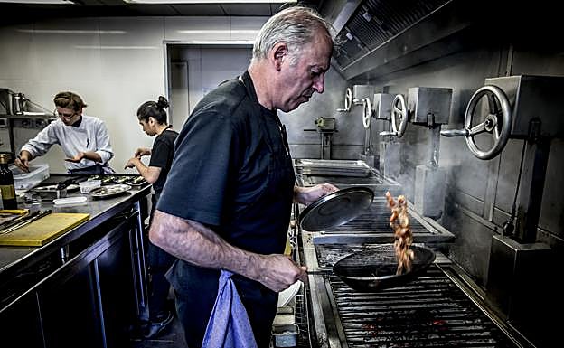 Víctor Arguinzóniz, en su elemento: las brasas y el fuego. 