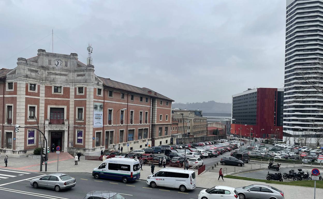 La nueva Facultad de Medicina está prevista que se levante en esta parcela anexa al hospital de Basurto en la que ahora hay un aparcamiento. 