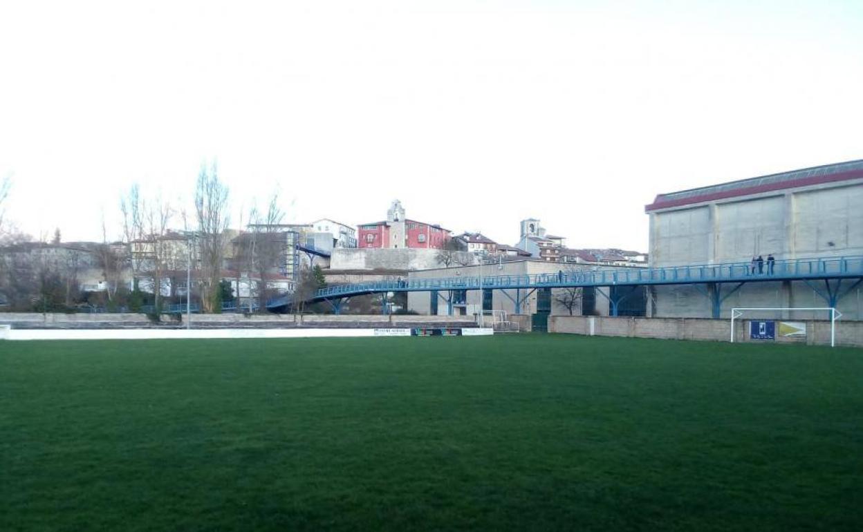 El césped del campo de fútbol lucirá un nuevo aspecto dentro de dos meses. 