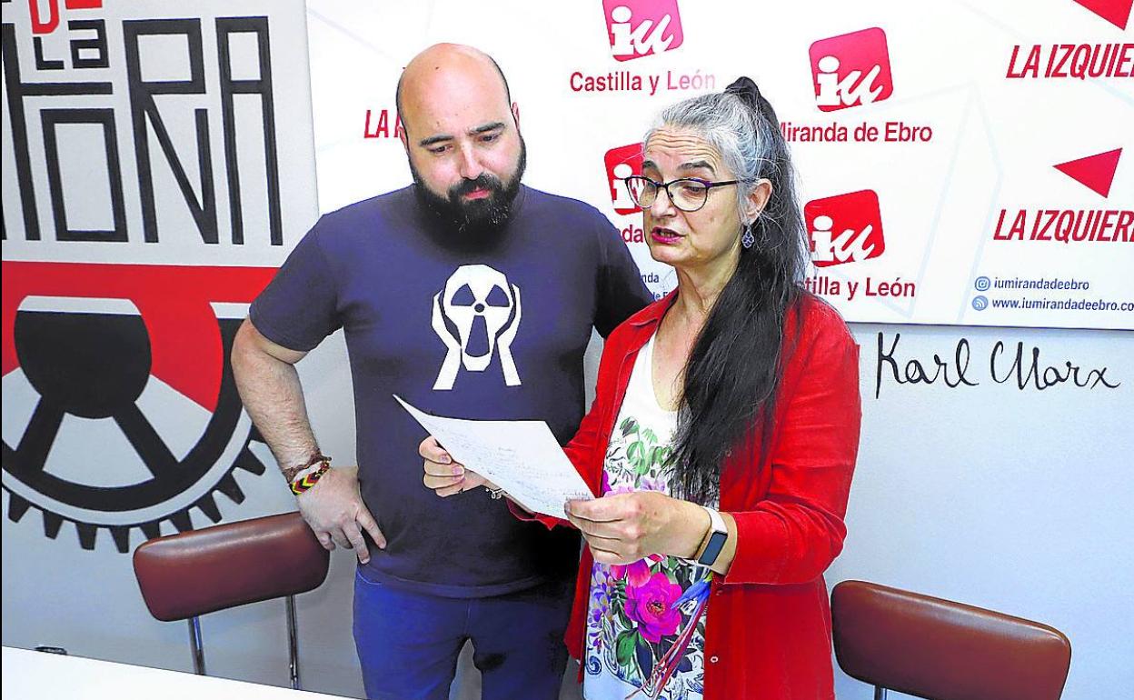 El portavoz de IU, Guillermo Ubieto, presentó un informe con 35 propuestas al equipo de Gobierno.