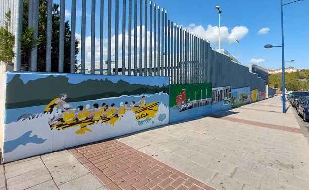 Imagen principal - El mural desde su parte superior, y algunos detalles. Sobre estas líneas, las artistas junto al alcalde Mikel Torres y miembros de la corporación municipal. 