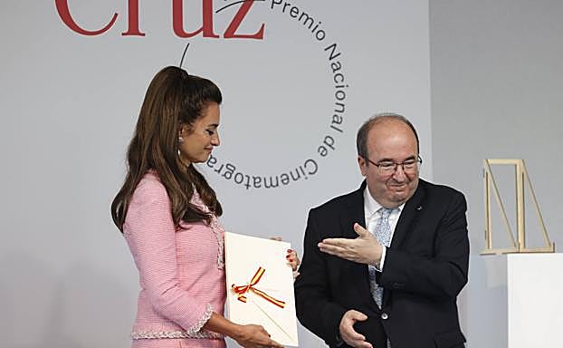 El ministro de Cultura Miquel Iceta entrega el galardón a Penélope Cruz.