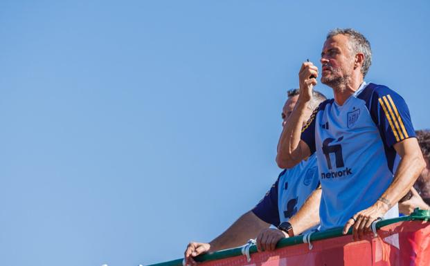 Luis Enrique, con el walkie talkie para dirigir los entrenamientos. 