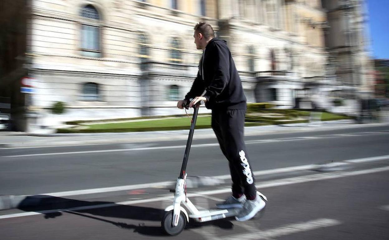 El casco es obligatorio en patinetes eléctricos tras la reforma de la DGT