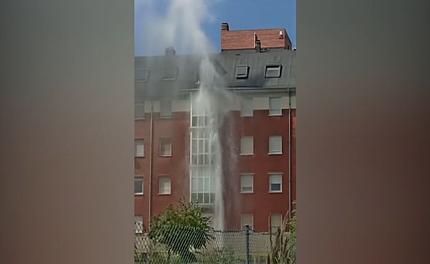 Vídeo del agua llegando a los tejados de una vivienda en Txurdinaga. 