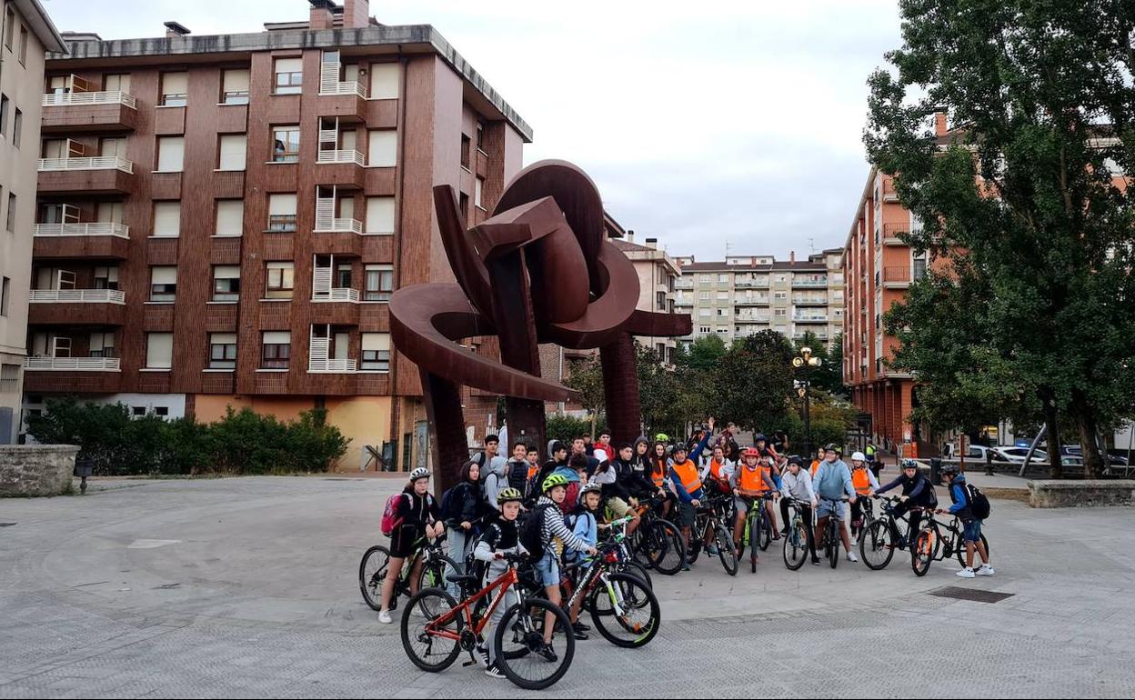 El colegio Amaurre protagonizó ayer una marcha en bici desde el Guk para cambiar hábitos de vida. 