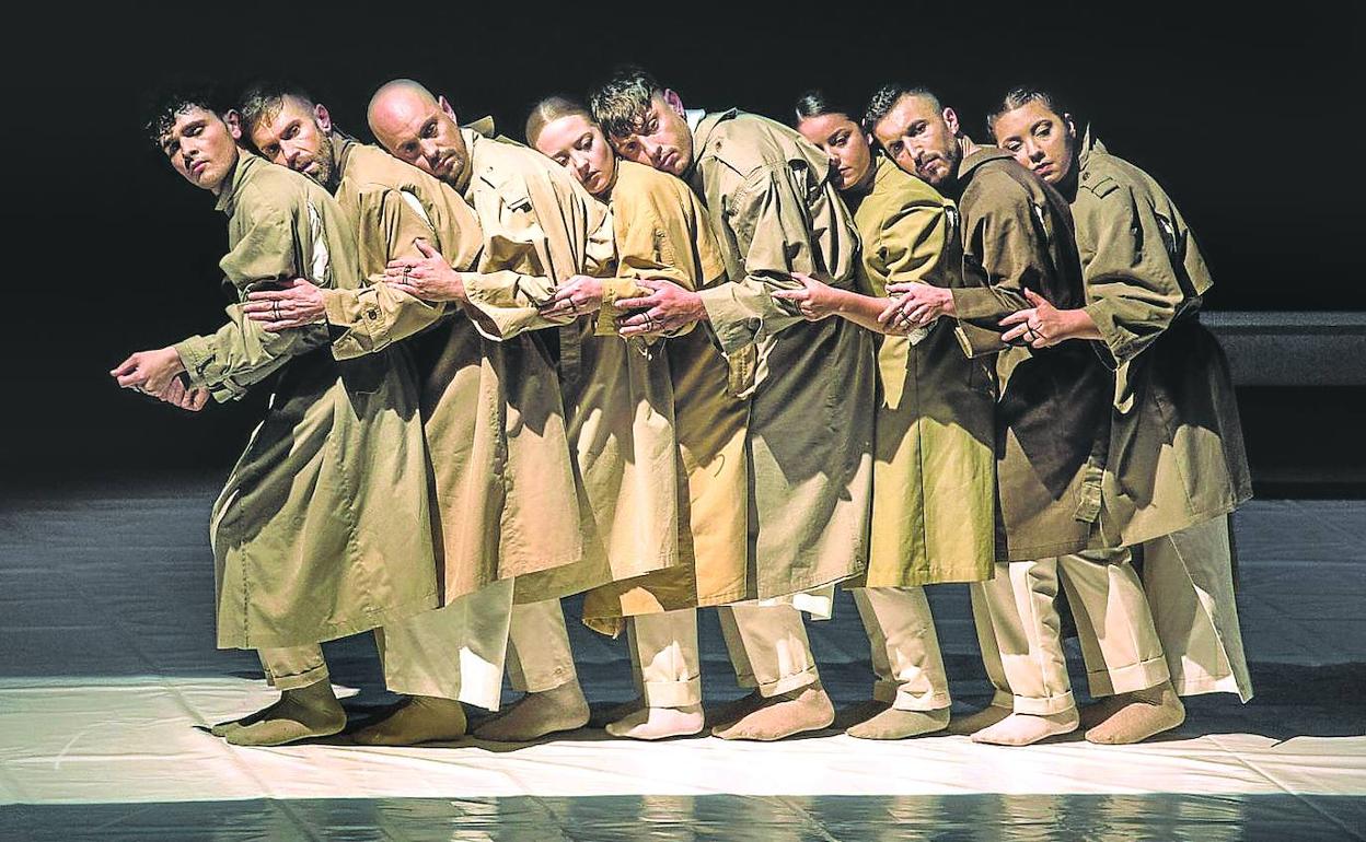 Ocho bailarines dan forma a 'DeMente' en su formato más amplio. 