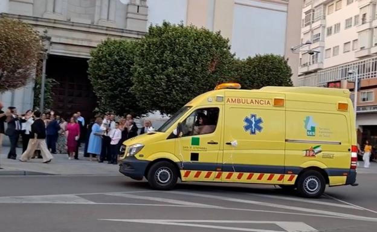 Ambulancia a las puertas de la iglesia San Juan Bautista de Badajoz, el pasado sábado por la tarde. 