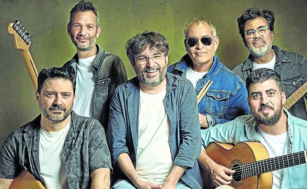 El televisivo Jordi Évole, en el centro, junto a su banda de Los Niños Jesús. 