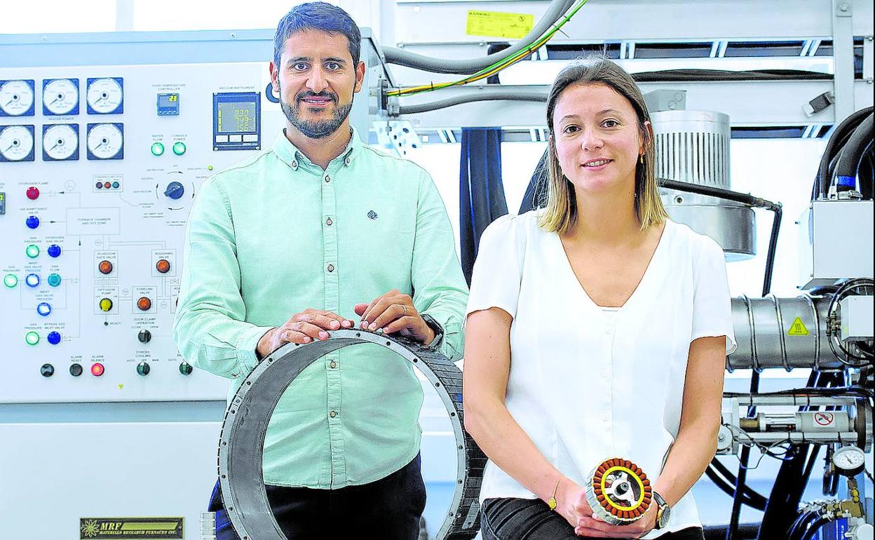 Kenny Álvarez, fundador de Ecomagnet, junto a Lucía Prieto, ingeniera de proyectos de la 'startup'. 