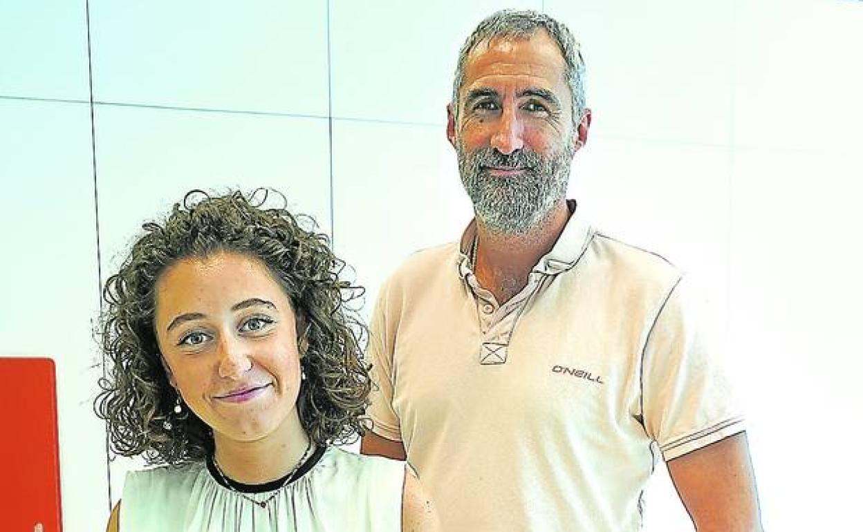 Irati Rodríguez junto a Romain Roquefère, uno de los fundadores de Hupi. 