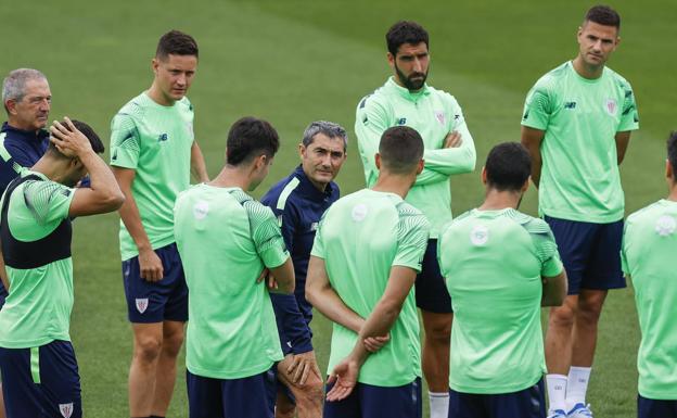 Valverde, rodeado por los jugadores en un entrenamiento. 