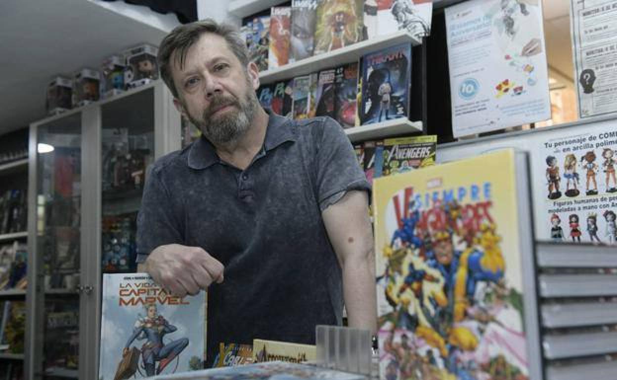 El historietista Carlos Pacheco, en una tienda de cómics. 