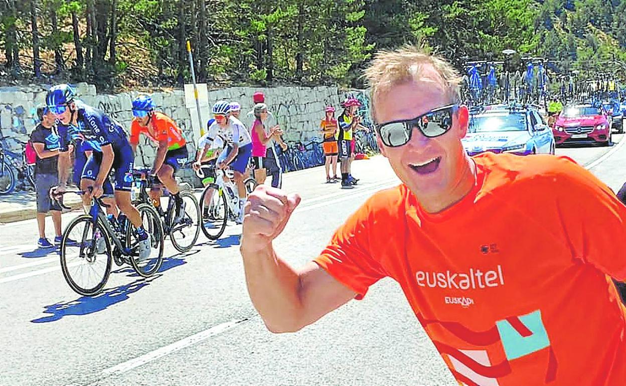 Meinrad Spenger siguiendo la Vuelta en una etapa de la última edición, en plena sierra de Madrid. 