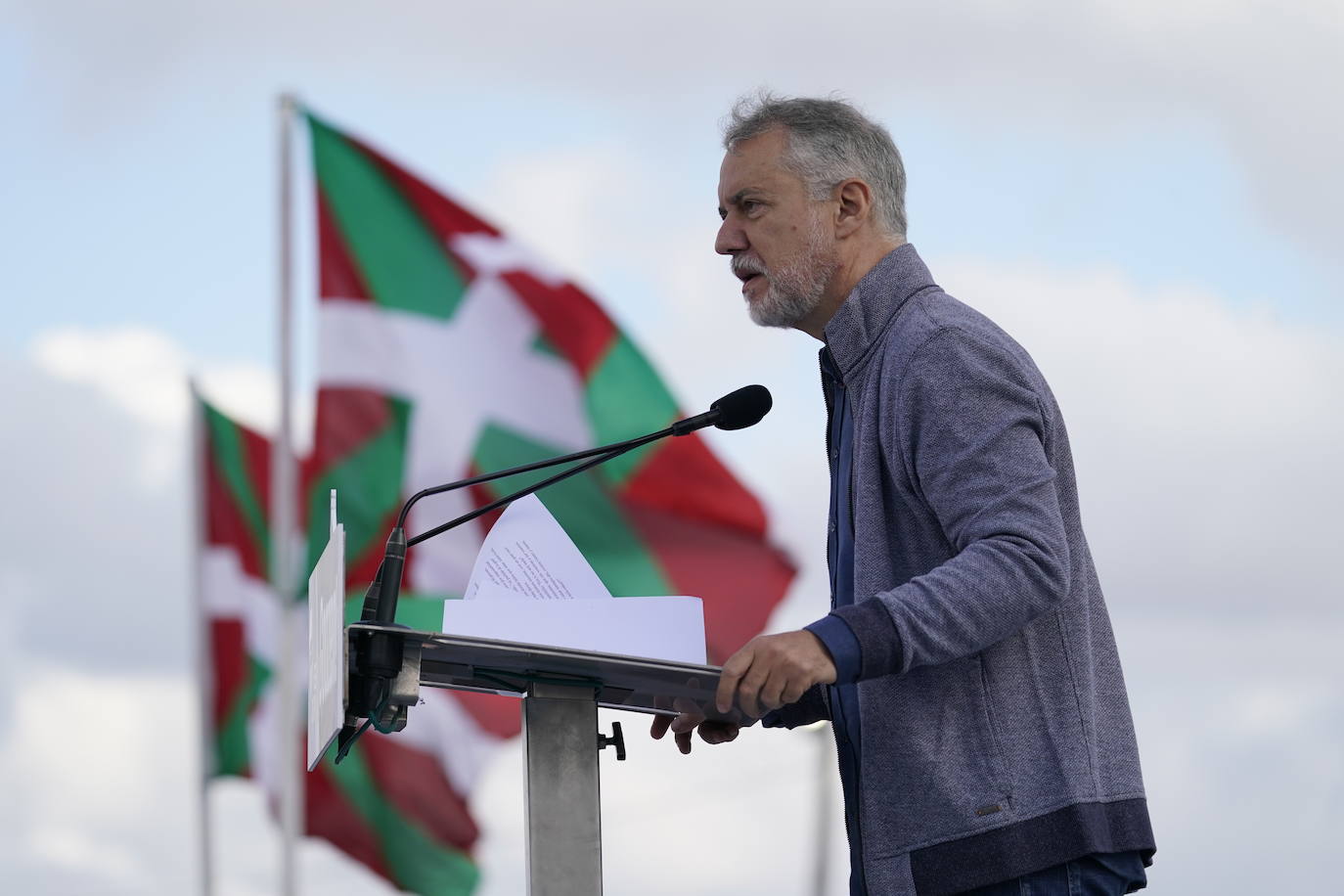 El lehendakari, Iñigo Urkullu, se dirige a los congregados en las campas alavesas. 