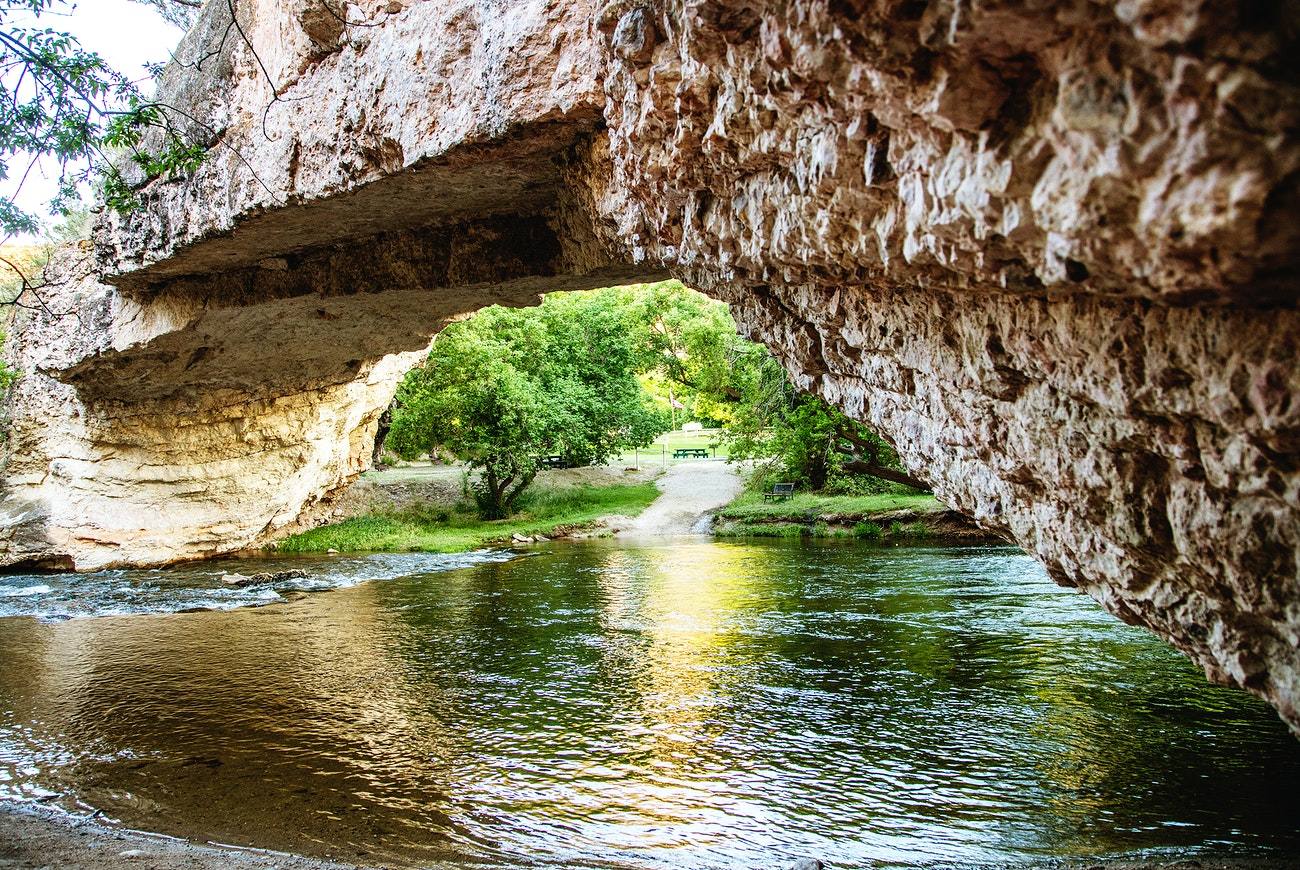 La formación rocosa se creó hace millones de años y un arroyo la cruza por debajo. El puente natural cuenta con 10 metros de alto y 15 metros de ancho.